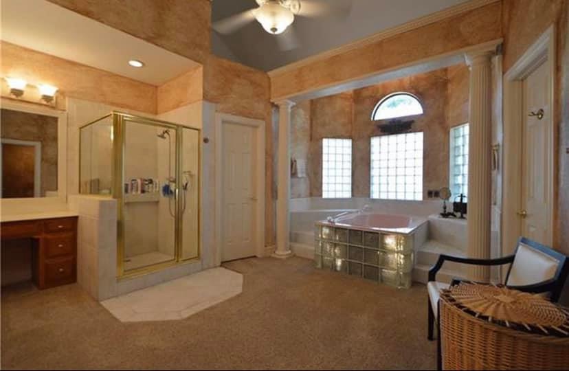 Chimineas &nbsp;&middot;&nbsp; Master Bath - Before